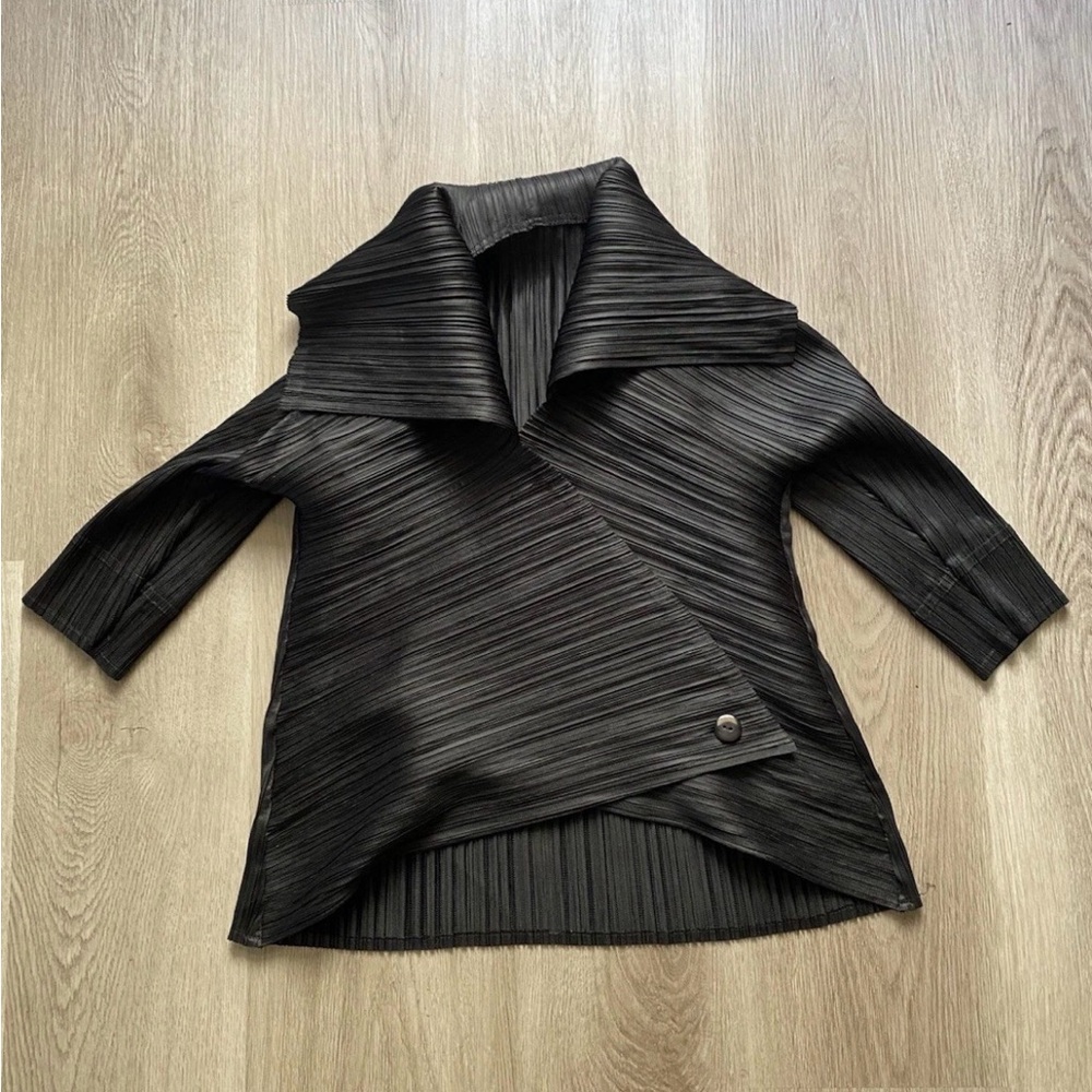 Chic Black Women's Abstract Plisse Cardigan